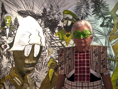 Hendrikje met vlinderbril bij kunstwerk David Bade Kunsthal Kade